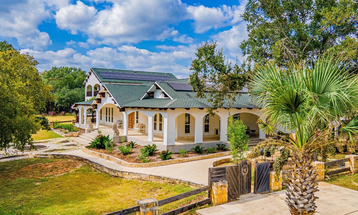 Ingram House | Casa Blanca Main House, Riverview, 10 Beds, Group-Friendly