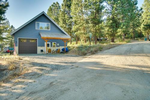Cascade House | Cascade Cabin Hideaway w/Views, 1/2 Mi to Lake