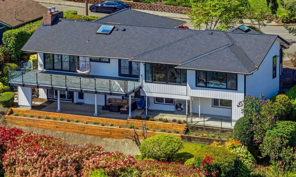 East Lake Hills House | Cascade Views on Lake Sammamish