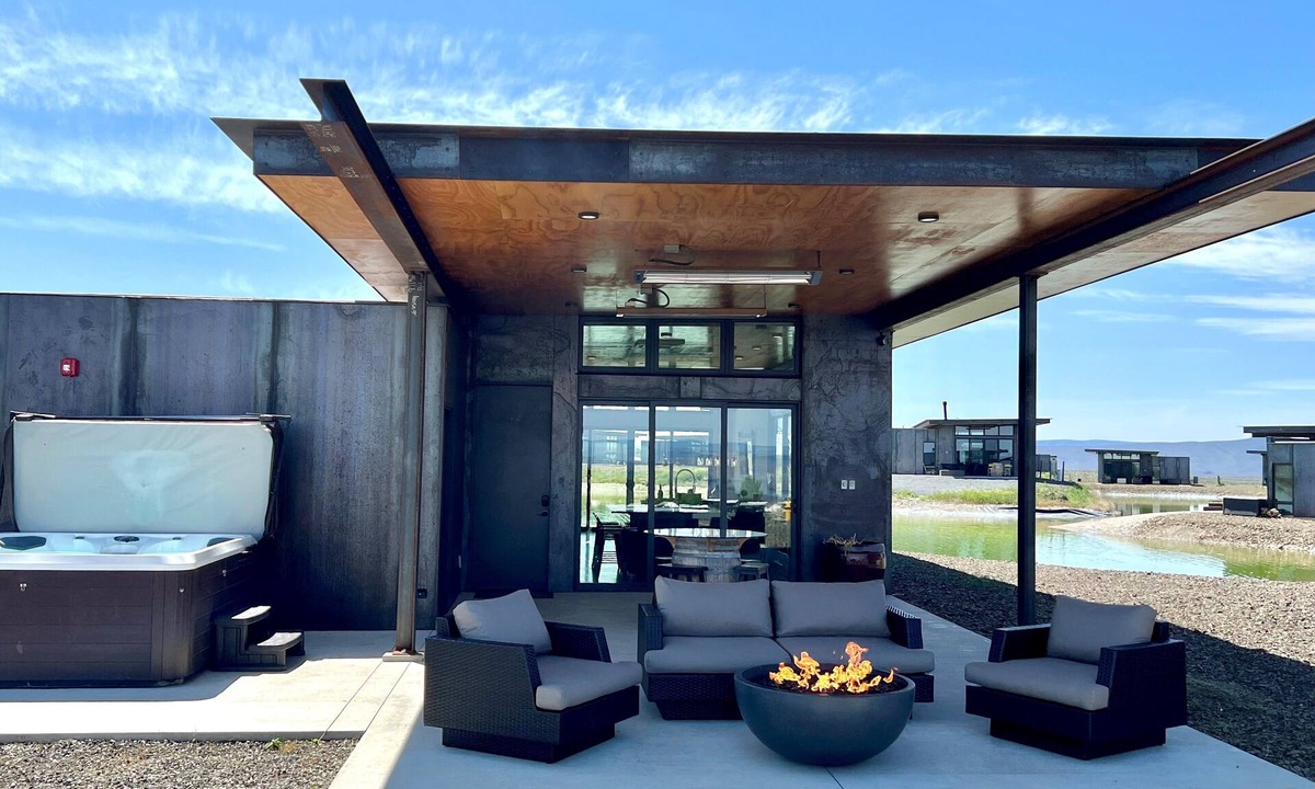 Quincy House | CaveB Lake House - come for concerts, or a relaxing get away in the sunshine