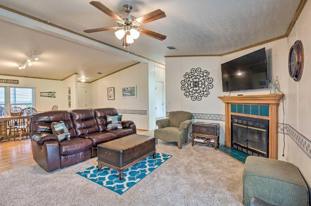 Kemp House | Cedar Creek Lake Access: Retreat w/Deck
