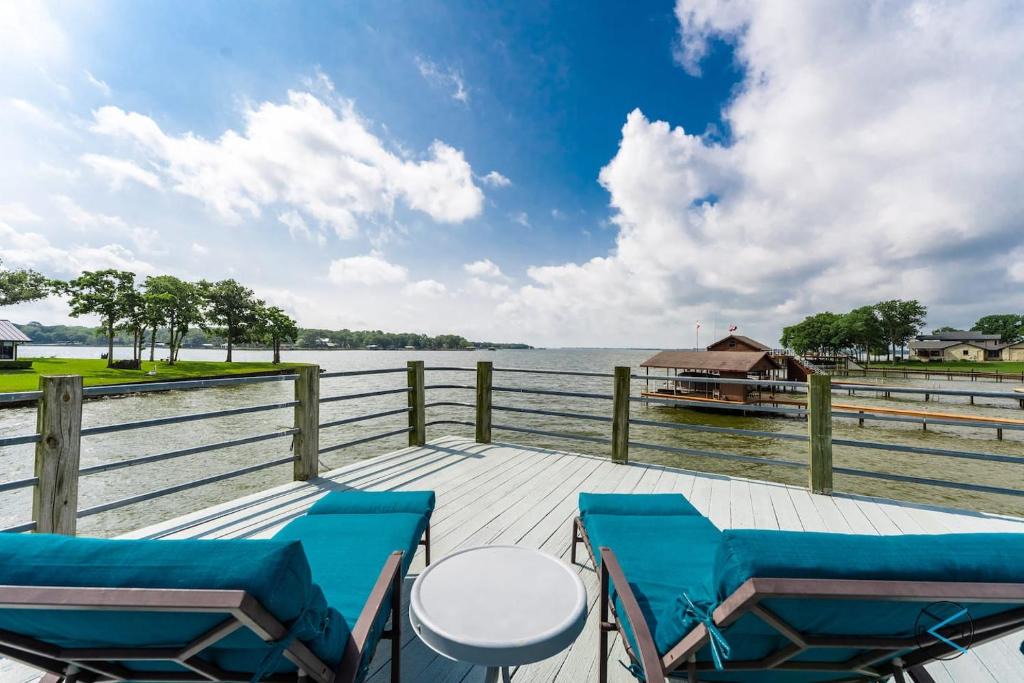 Enchanted Oaks House | Cedar Creek Lake House wParty Deck & Vast View!