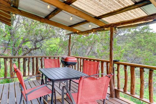 Davis House | Cedar Falls Cabin: Nestled by Honey Creek