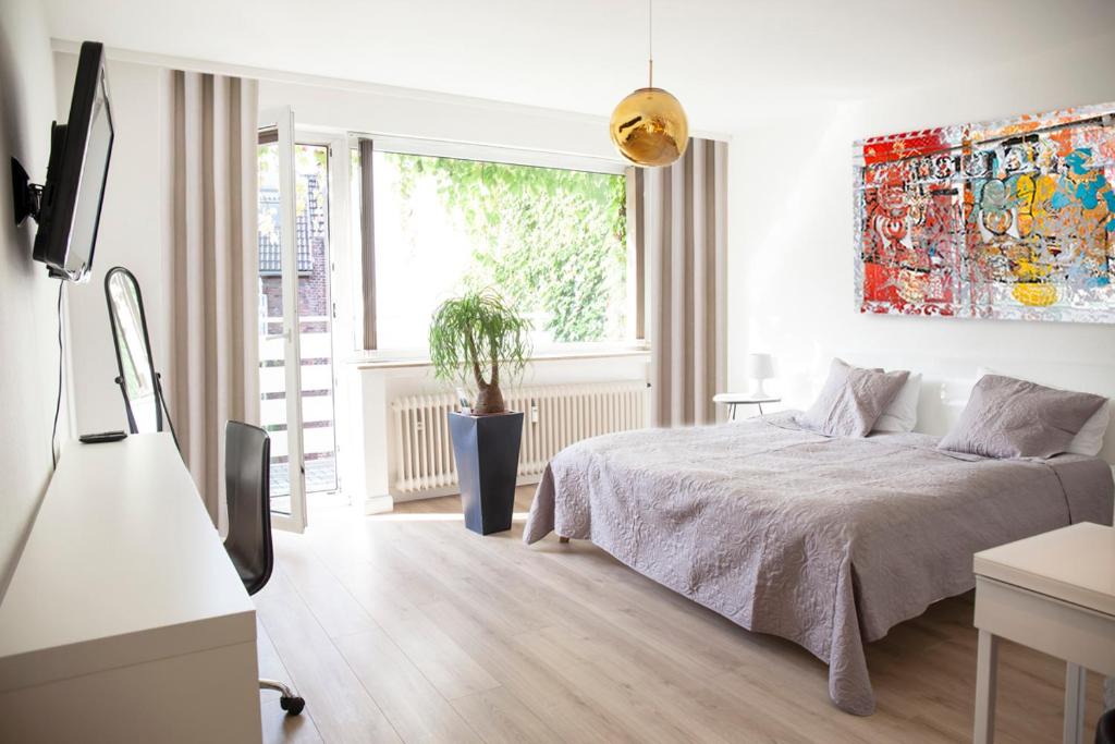 Stadtbezirke 01 Apartment | CENTER STUDIO EXTRA COMFORT luxury double bed kitchen