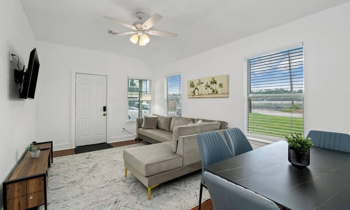 Northside House | Central Houston - Bright and Spacious Modern Mid - 4 miles to DT