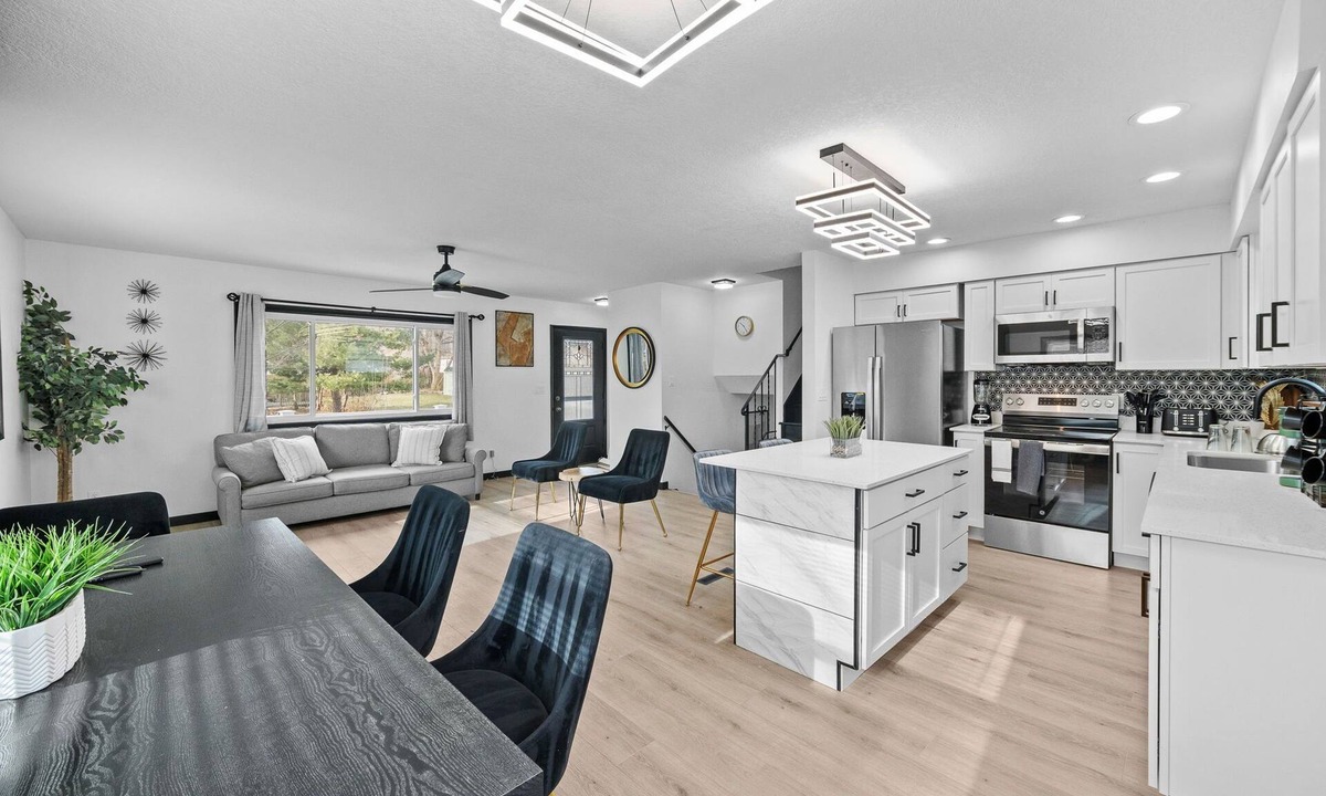Urbandale House | Central Location Four Bedrooms Modern Open Layout Game Room