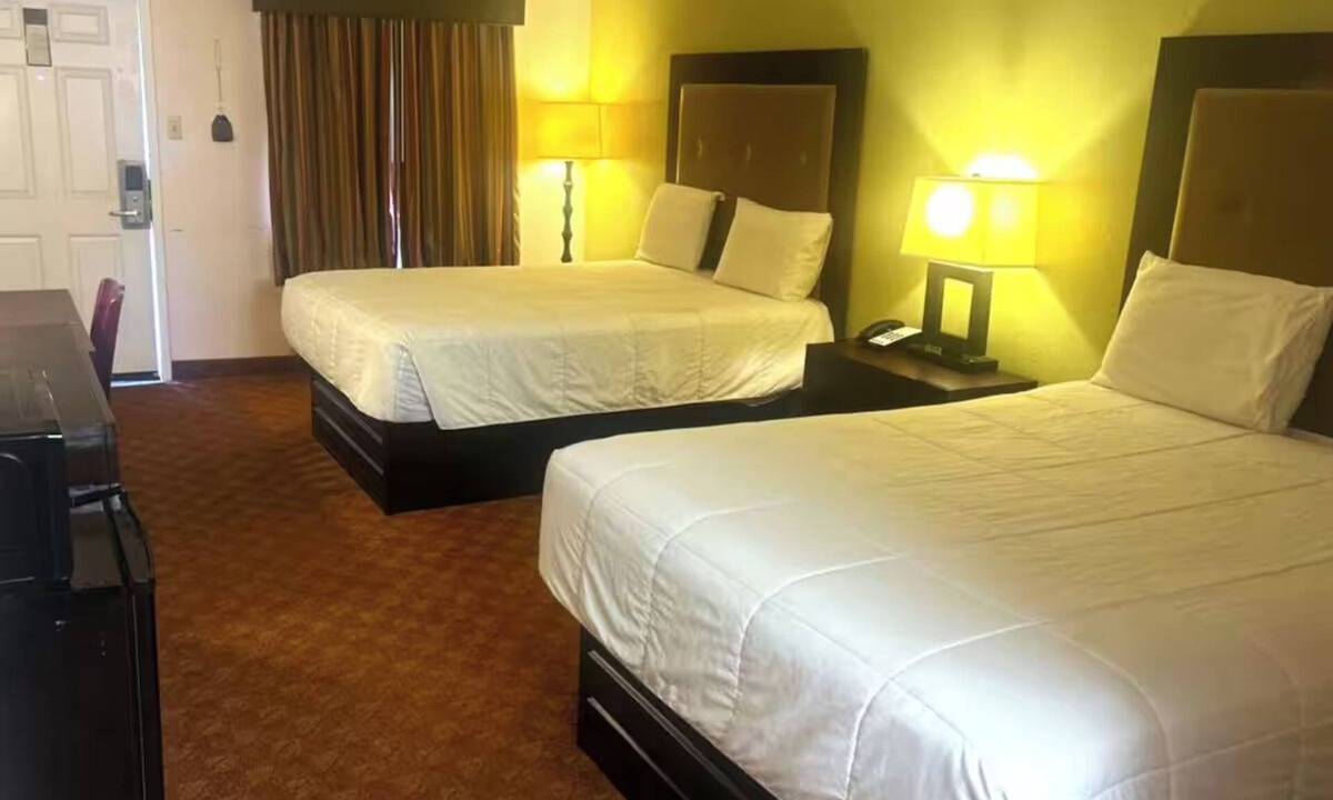 Whitesboro Hotel | Central Location Near Leonard Park - 2 Rooms with 2 Queen Beds - Pet-Friendly
