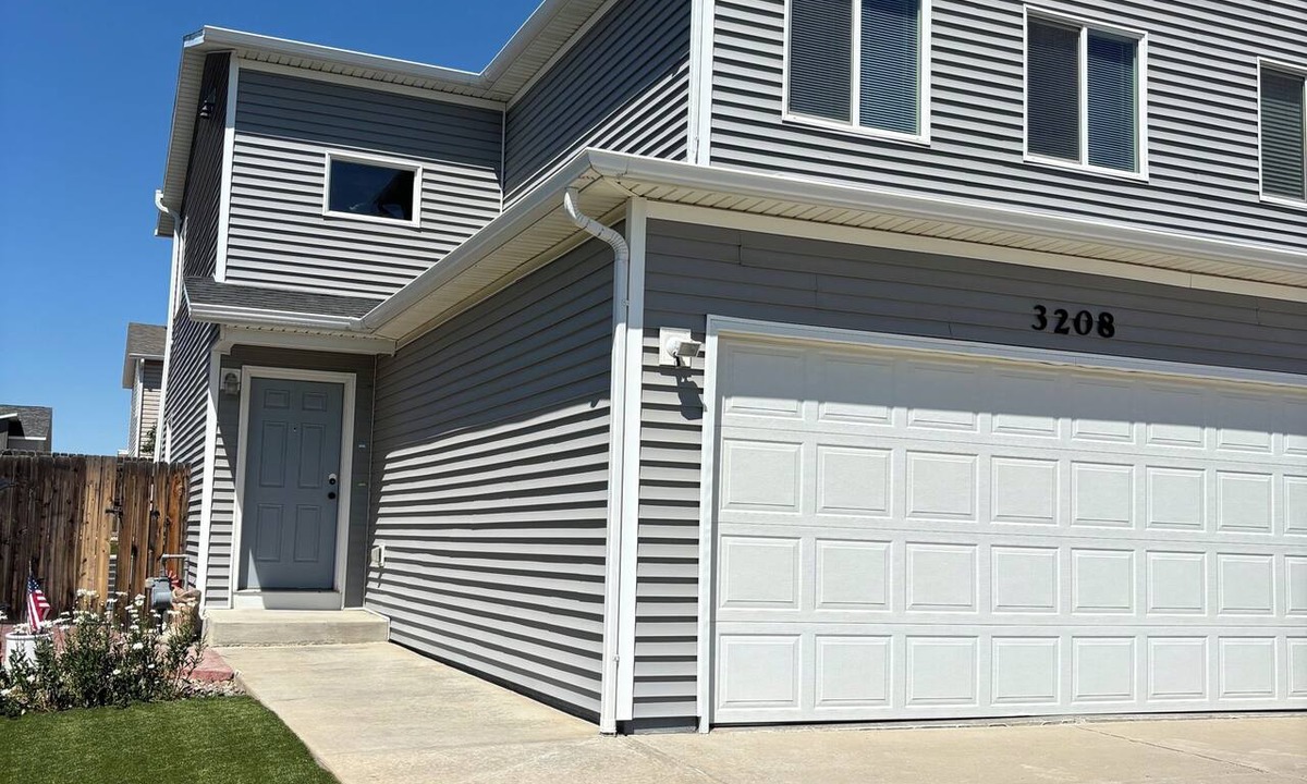 Gillette House | Centrally located 3 bed 2 1/2 bath townhome in Gillette!