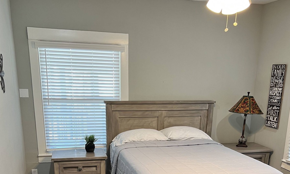 Woodland Heights House | Centrally located Bungalow walking distance to the music hall