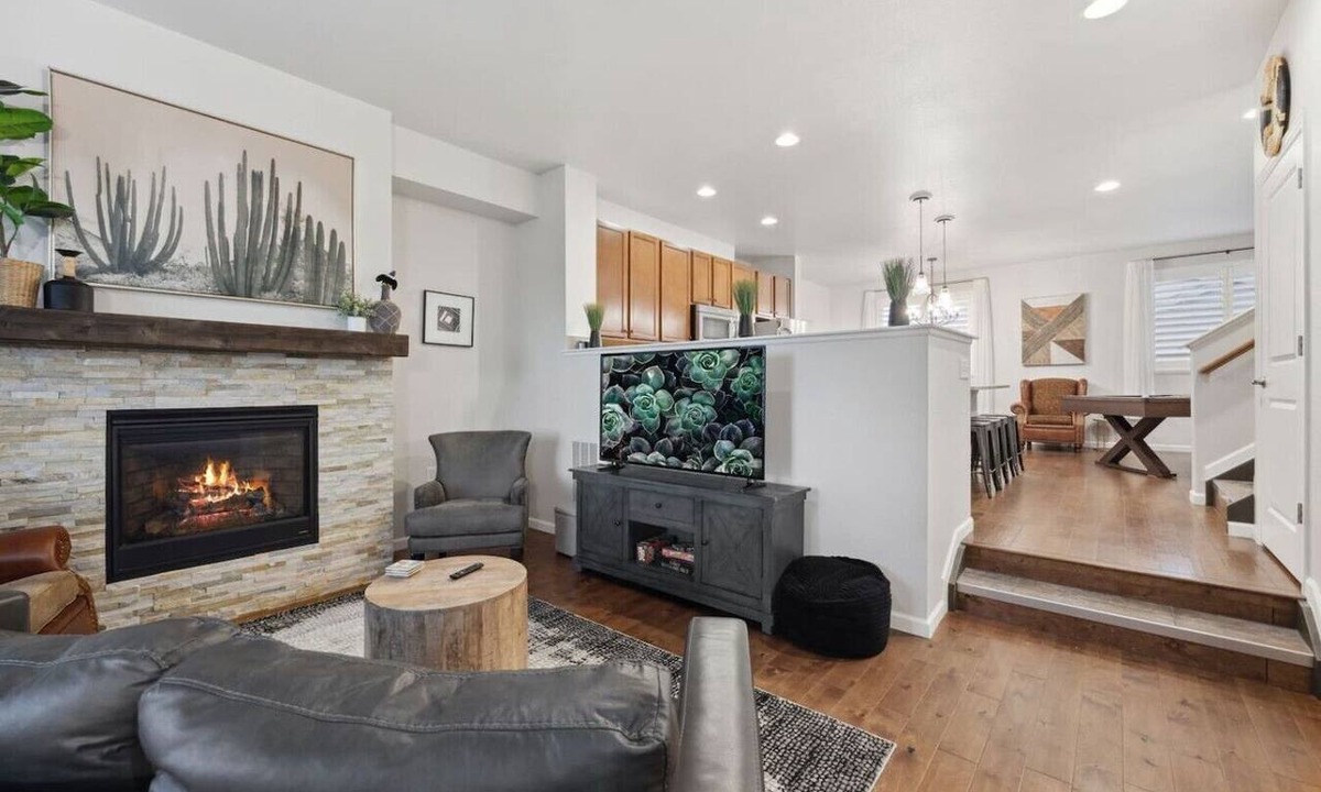 Centerra House | Centrally located Home near MCR, Blue Arena, I-25, RMNP easy access, Pool Table!