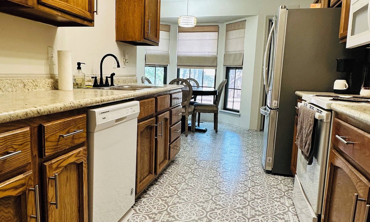 Lenexa Cottage | Charming 2-bedroom 2-bath cottage with AC, WiFi in fabulous Lenexa