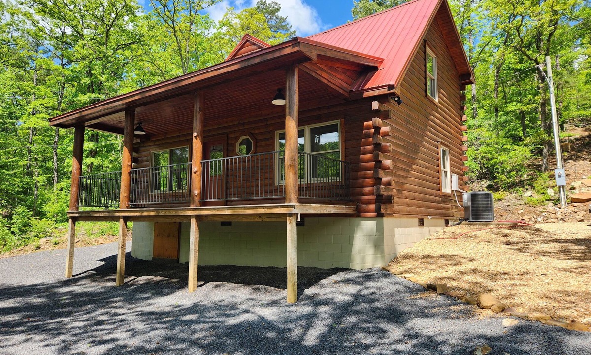 Marshall Cabin | Charming 2-bedroom cabin on Little Red River with WiFi, AC in serene Marshall