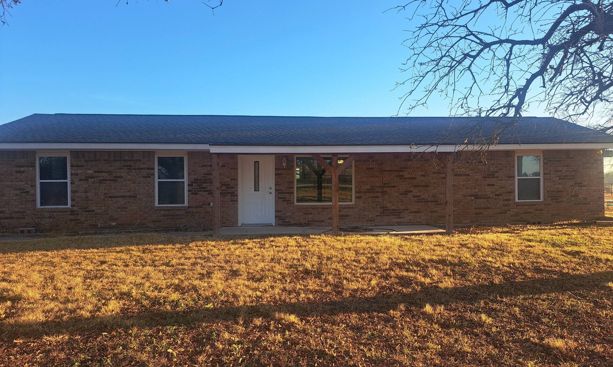 Sunset House | Charming 2-bedroom farmhouse with AC in peaceful Bowie