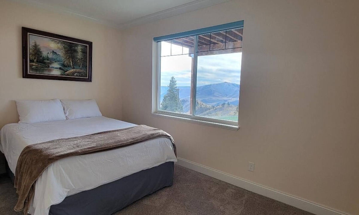 Chelan House | Charming 2-bedroom house in delightful Chelan with WiFi Helicopter tours, view