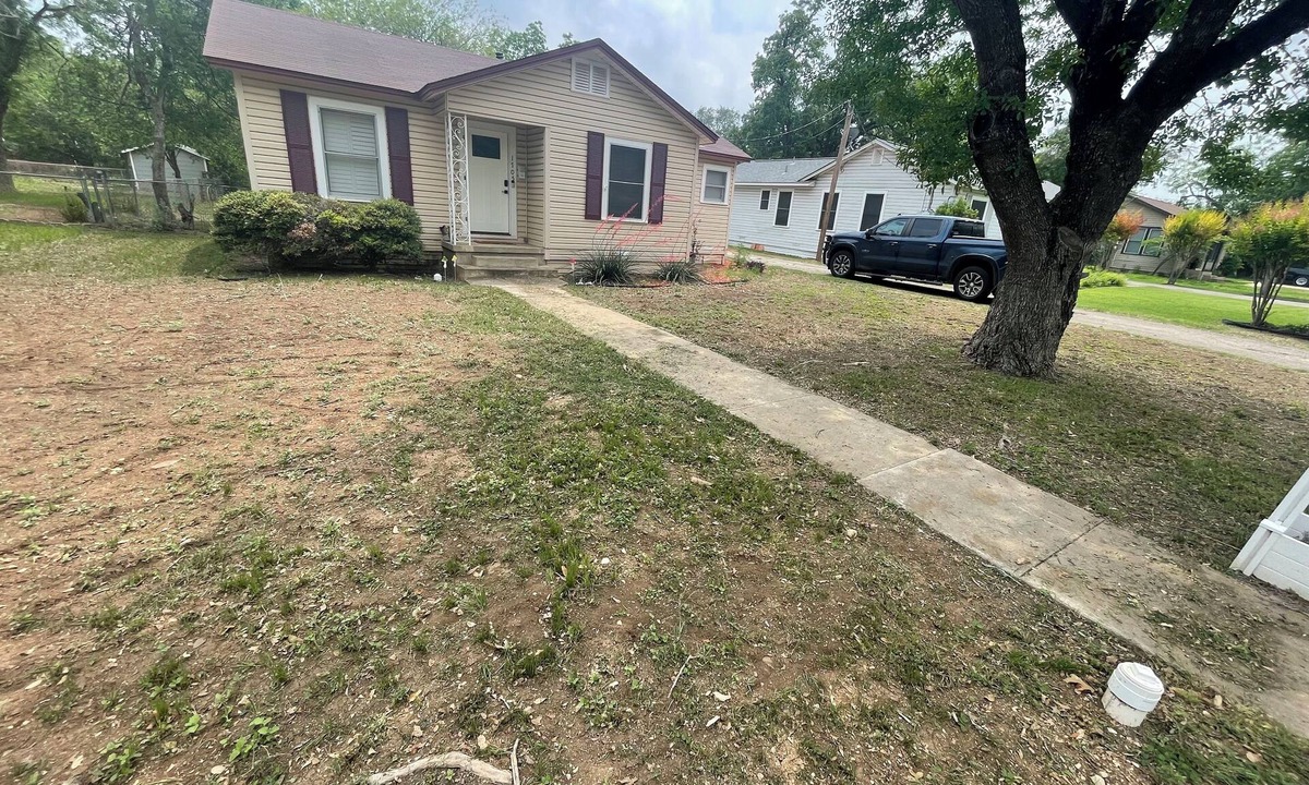 Hondo House | Charming 2-bedroom house in welcoming quiet Hondo w HEAT AC, WiFi, cable