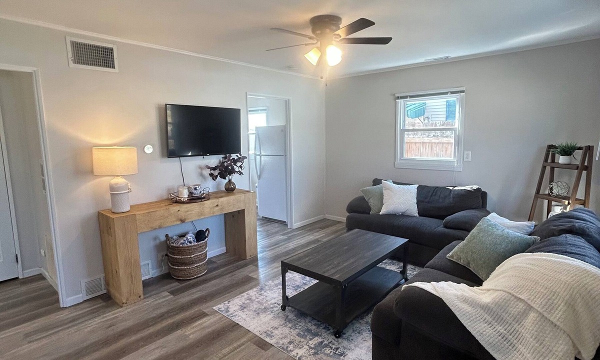 Quincy House | Charming 2-bedroom house with large fenced in yard in the heart of Quincy.