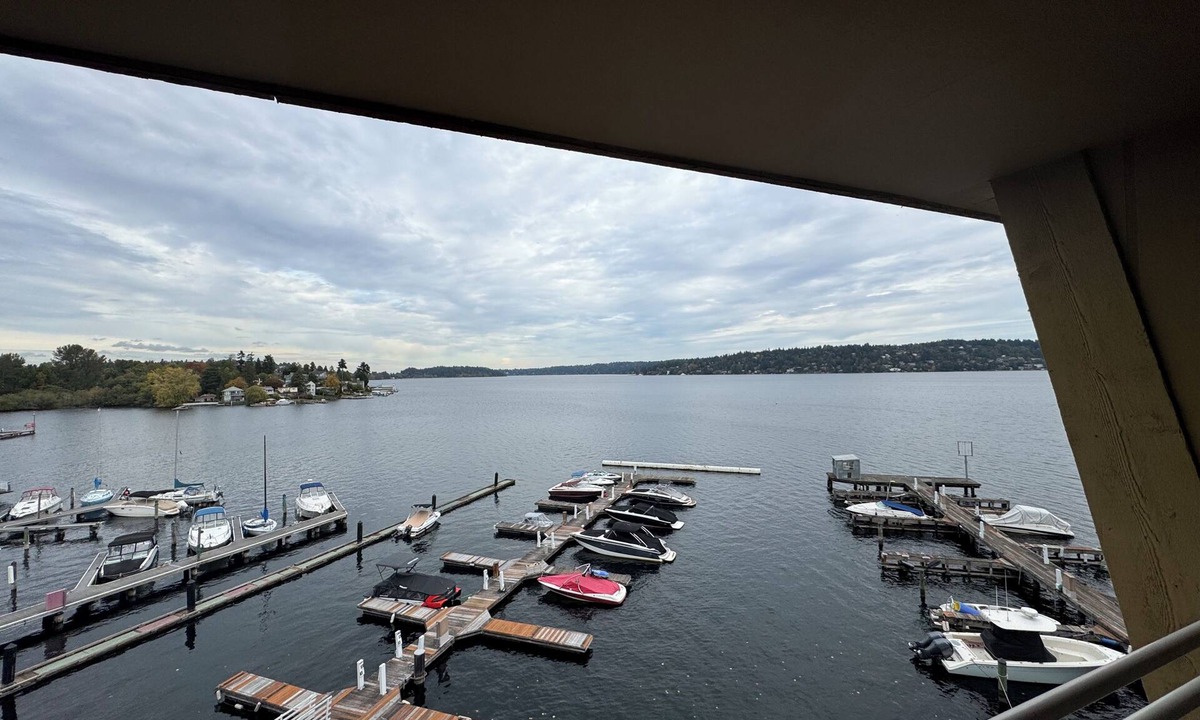 Dunlap Condo | Charming 2-bedroom lakefront condo in Seattle. Top-floor unit.