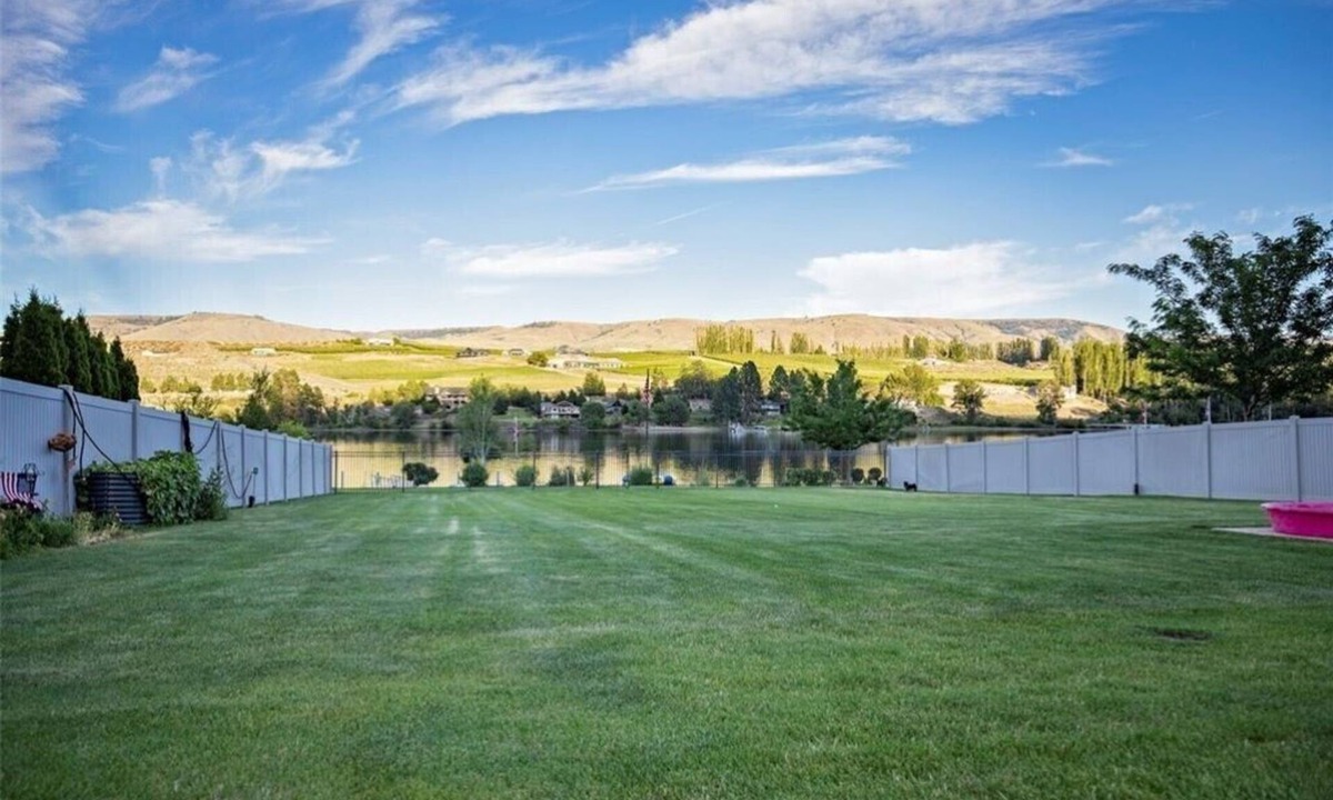 Orondo House | Charming 2-bedroom shop house on the beautiful Columbia River