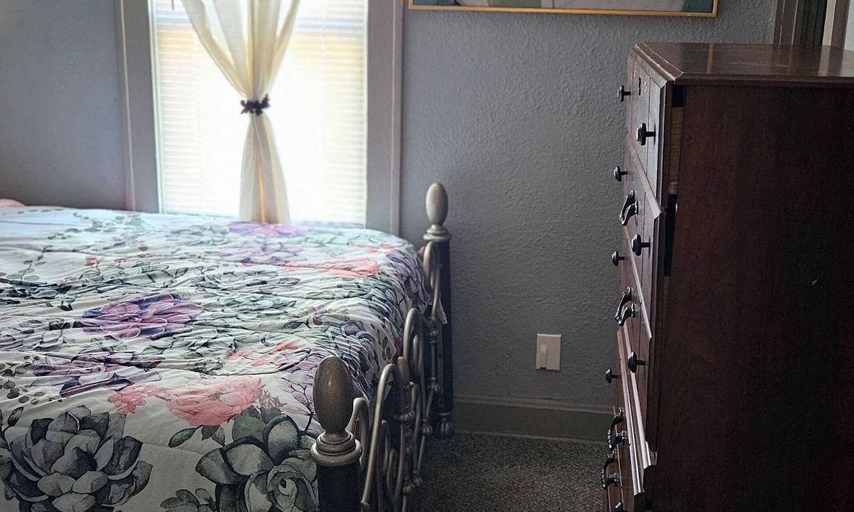 Kansas City House | Charming 2-bedroom bungalow house in brilliant Kansas City KS with AC, WiFi