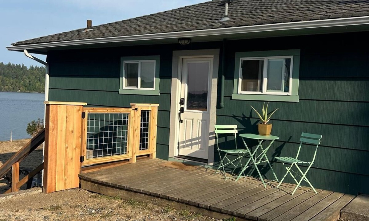 Retsil House | Charming 2-Bedroom Waterfront Cottage