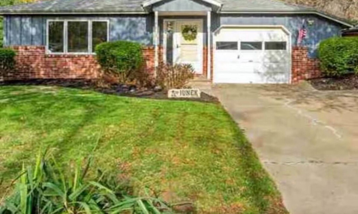 Manhattan House | Charming 2-bedroom within walking distance of Football, Basketball & Baseball.