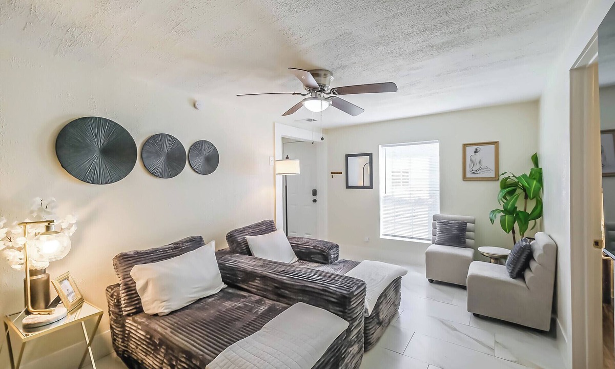 Shady Acres House | Charming 2-story private home sleeps 8 in the Heights with fast WiFi, smart TVs, ample parking, and a fenced patio + yard. Features a primary queen ensuite and quick access to Downtown.