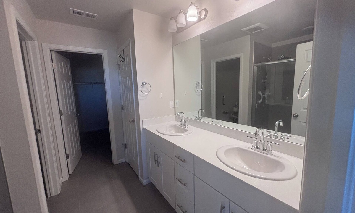 Henderson House | Charming 3-bedroom house and and a 2.5 bathroom available in brighton colorado.