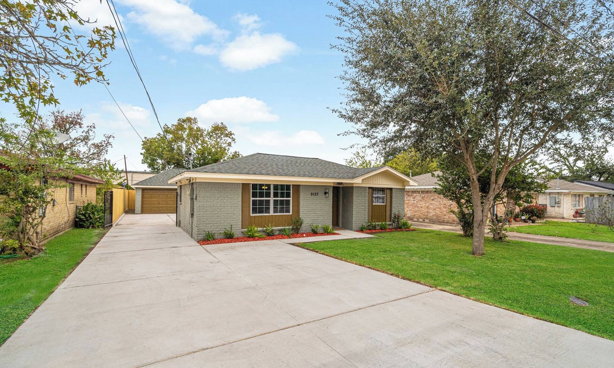 Southeast Houston House | Charming 3-bedroom house near Hobby Airport King Bed