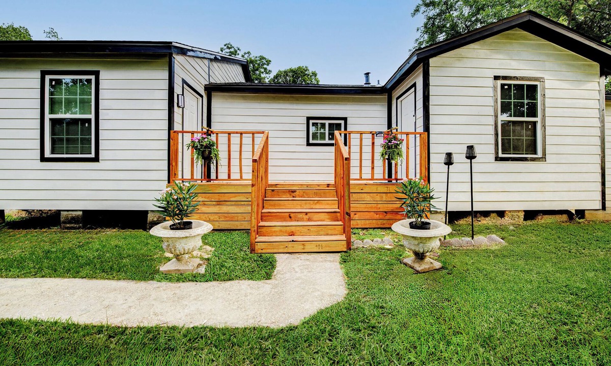 Anahuac House | Charming 3-bedroom house with AC in Anahuac