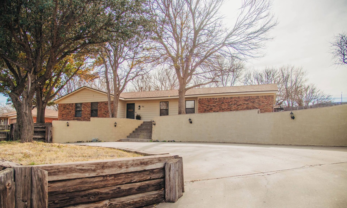 Canyon House | Charming 3-bedroom house with privacy fence backyard in quaint Canyon.