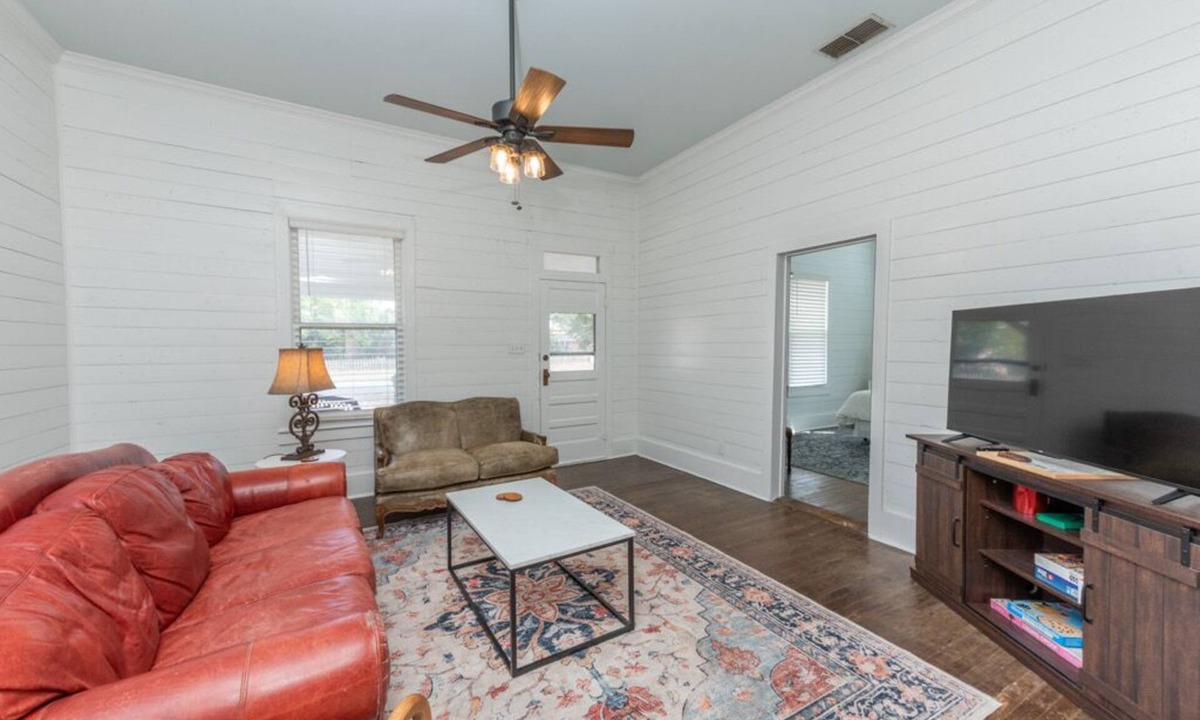 Luling House | Charming 3-bedroom house with AC and WiFi in fabulous Luling