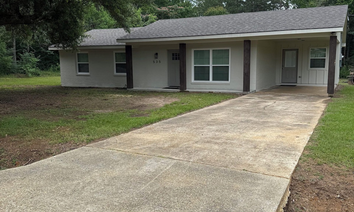 Fisher House | Charming 3-bedroom house with AC, WiFi in wonderful Many