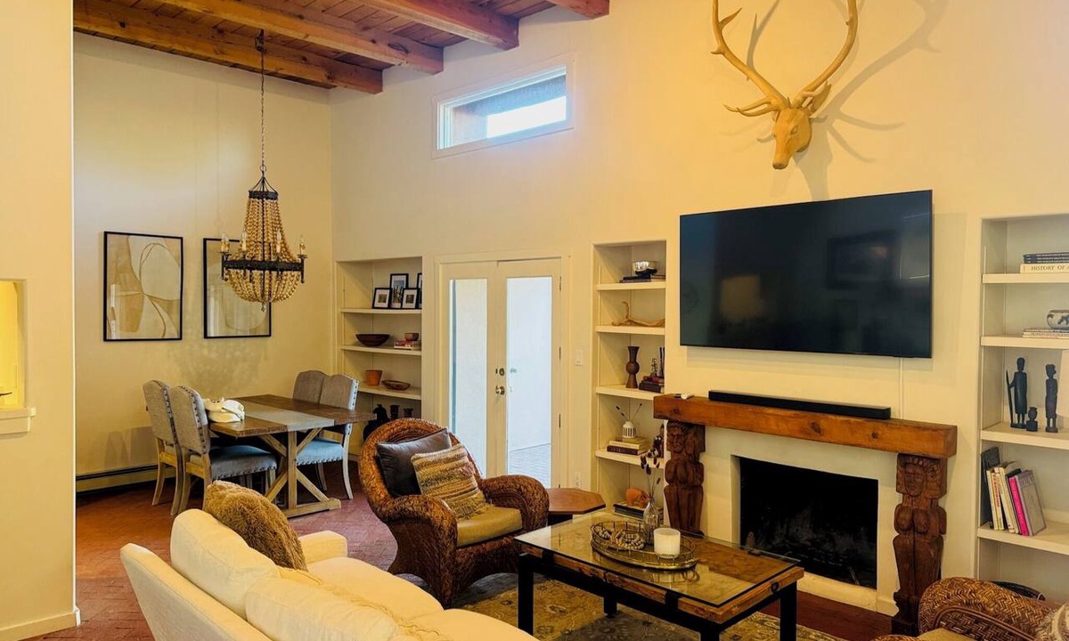 Southside House | Charming 3-bedroom townhome in SE Santa Fe AC & WiFi. Monthly + rentals.
