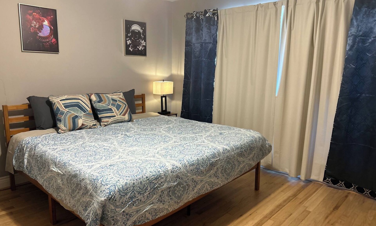 Westbury House | Charming 4-bedroom 2.5 Bath one level house with garage 7 miles from NRG stadium