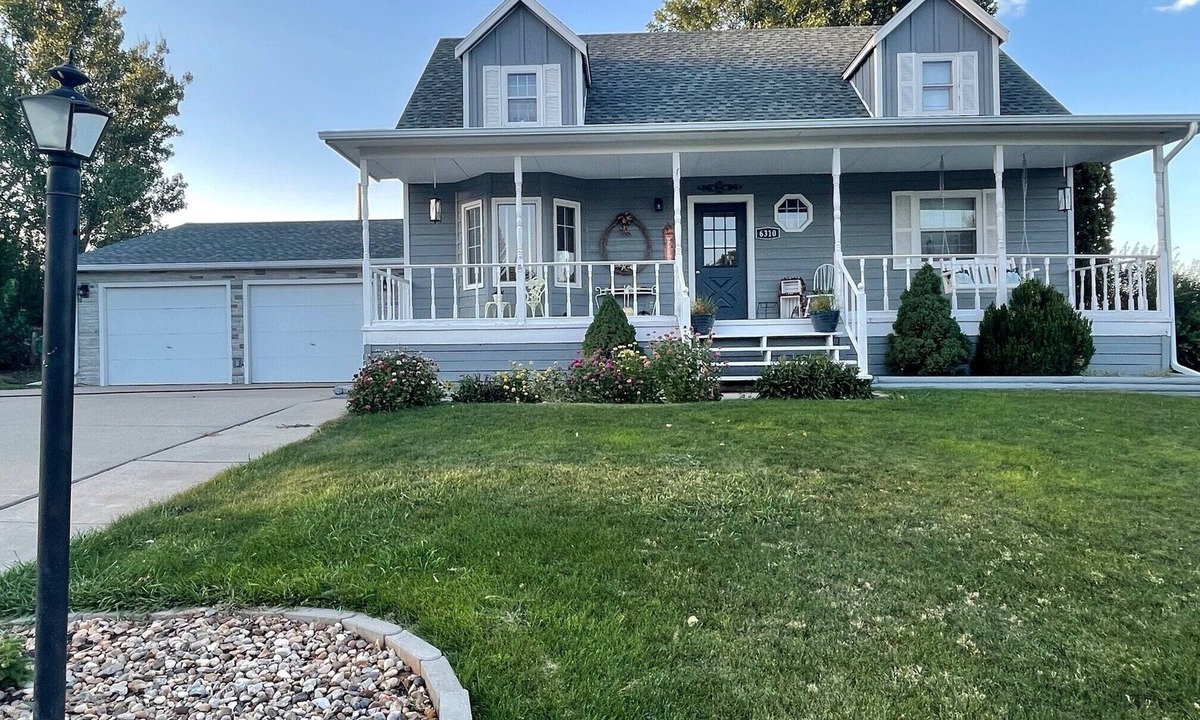 Blackhawk House | Charming 4-bedroom Cape Cod house 15 min from hospital and 20 min from EAFB