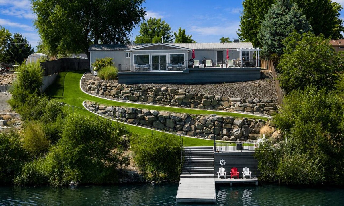 Stratford House | Charming 4 Bedroom with spectacular views of Moses Lake!