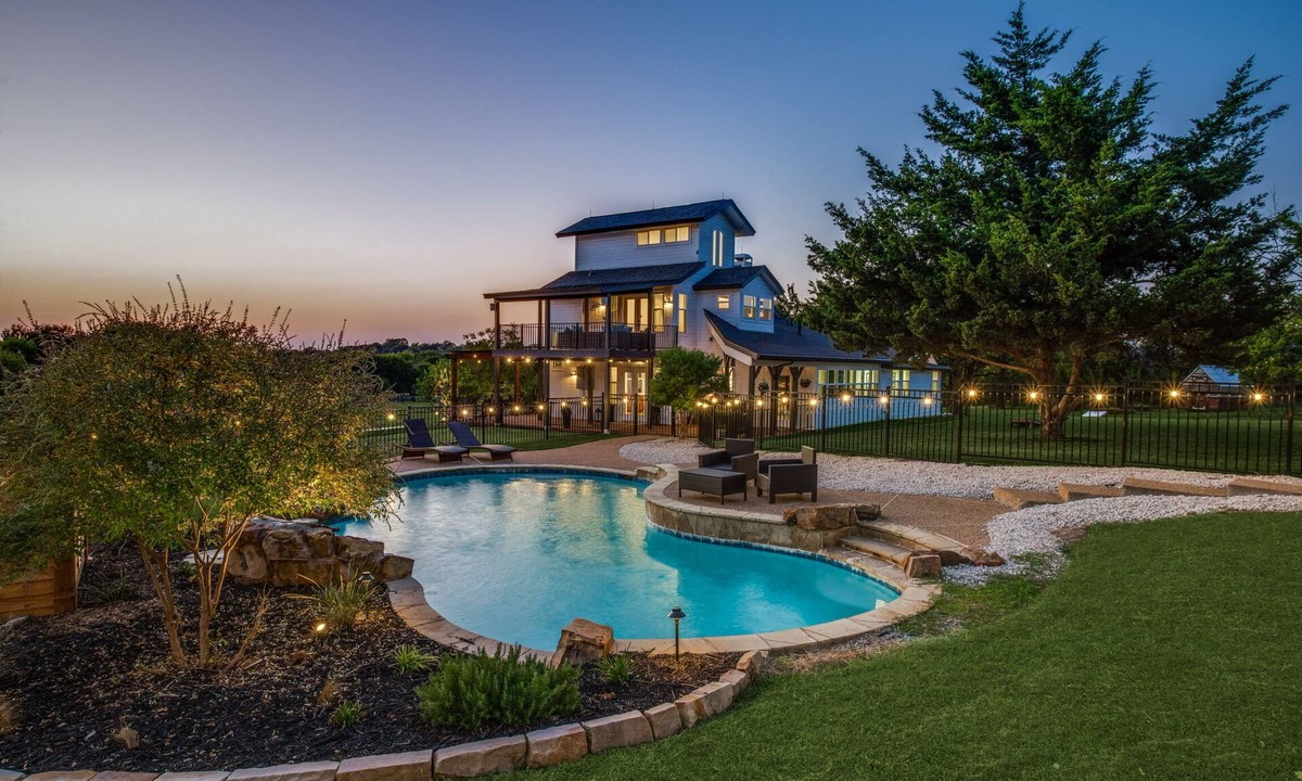 Princeton House | Charming 5 bed/3 ba Farmhouse +1bd/1ba game room + pool/hot tub w/opt event barn