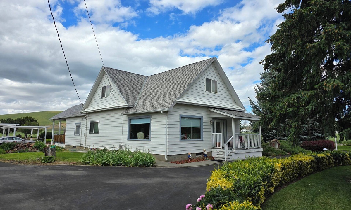 Waitsburg House | Charming 5-bedroom farmhouse with a great yard in delightful Waitsburg