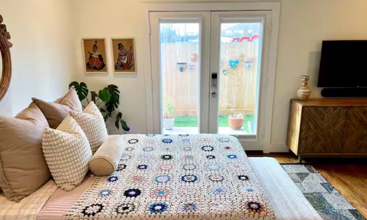 Washington Ave./ Memorial Park Apartment | Charming Boho Getaway En Suite Room with Private Entrance