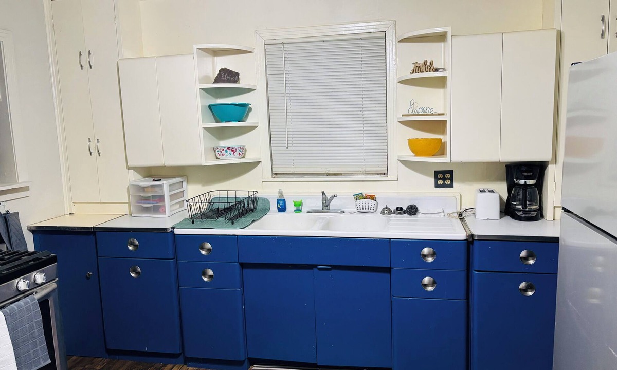 Hamlin House | Charming Cozy 2-bedroom home in Hamlin with shared backyard.