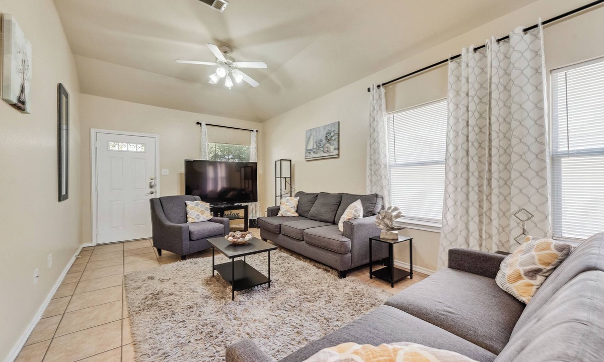 South Arlington House | Charming Cozy 3-bedroom 2-bath house near the AT&T Stadium in Arlington
