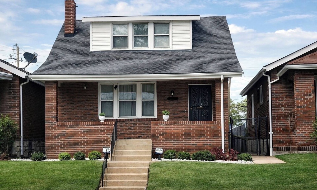 St. Louis House | Charming Cozy Brick Bungalow in the heart of St. Louis