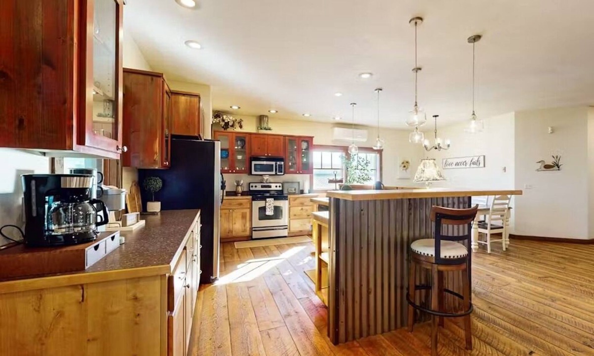 New Meadows Condo | Charming Cozy Cottage with Arcade game and access to everything FUN! 25yrs +only