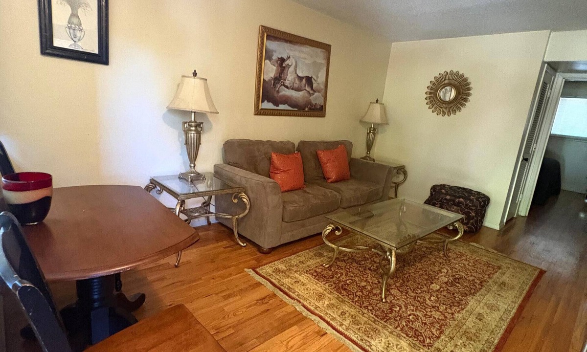 Lafayette Square Apartment | Charming Efficient 2nd Floor 2 Bedroom Apartment
