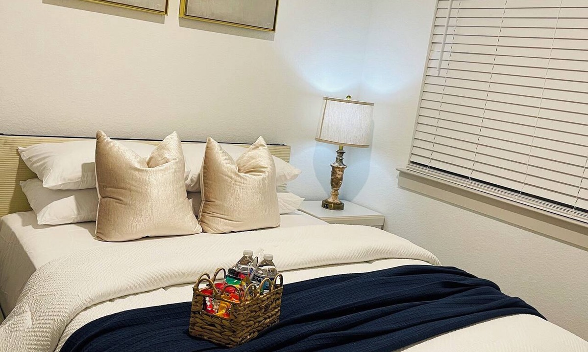 Clodine House | Charming Elegant Room
