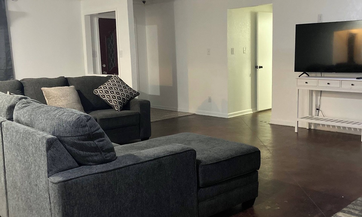 Mount Pleasant House | "Charming Escape: King & Queen Beds in a Quiet Neighborhood!