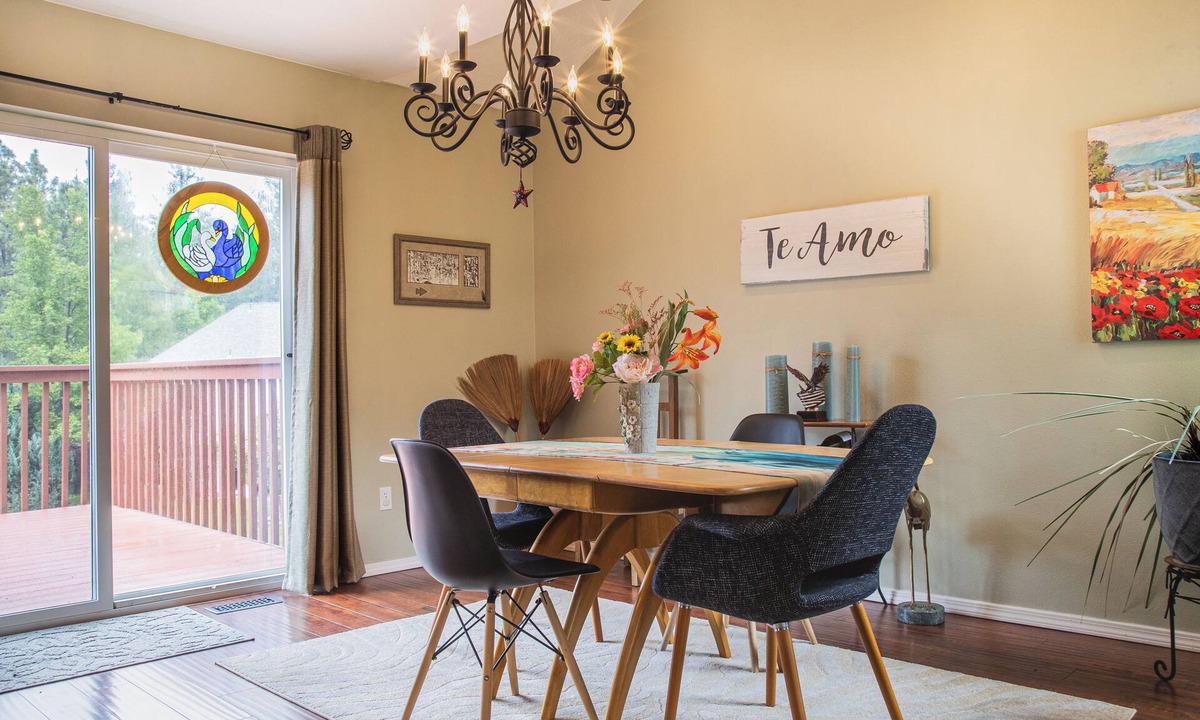 Latah Valley House | Charming family home with amazing views 10 minutes to downtown