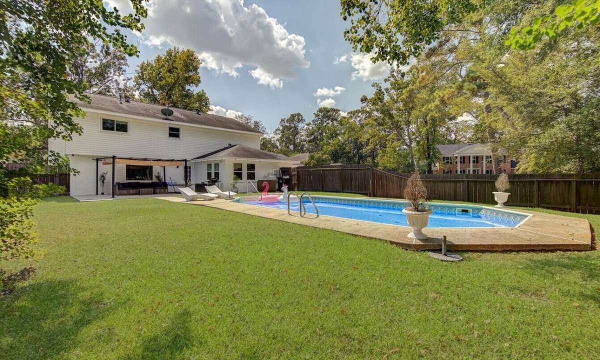 Conroe House | Charming Family Retreat Pool & Billiard Conroe