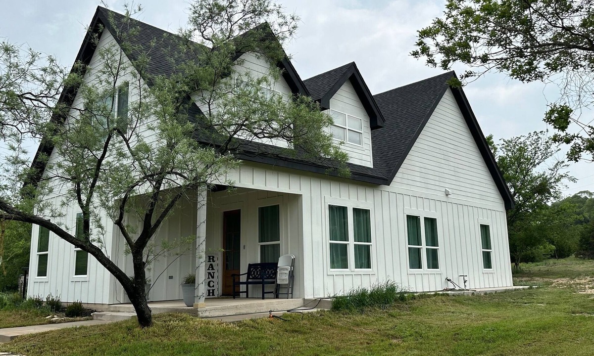 Goldsboro House | Charming farmhouse, quiet country home, perfect for family getaway in cozy Ovalo