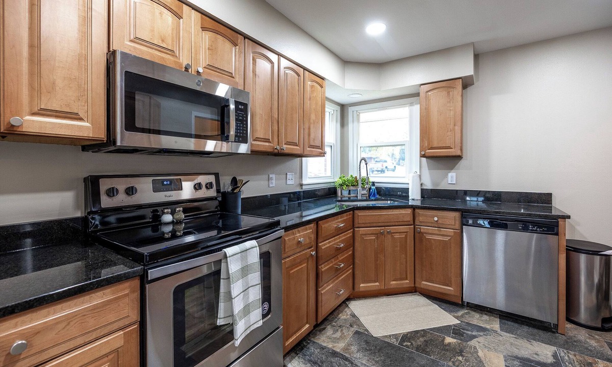 West Des Moines House | Charming Newly Renovated 3BR retreat – West Des Moines comfort!